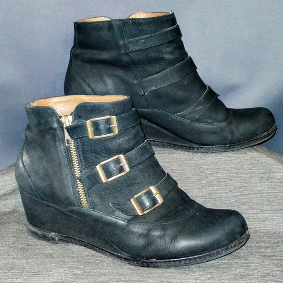 ERIC MICHAEL "LENA" BLACK LEATHER WEDGE ANKLE BOOTS W/ BUCKLE ACCENTS ~ SIZE 39 - Picture 6 of 13